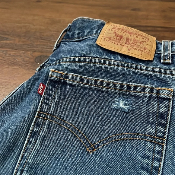 Levi’s Distressed Cutoff Shorts - Picture 5 of 5